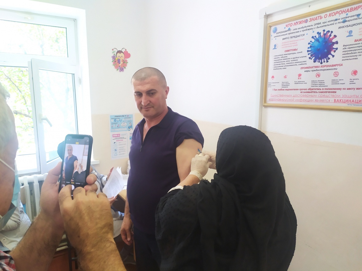 Глава Чародинского района сделал прививку от коронавируса